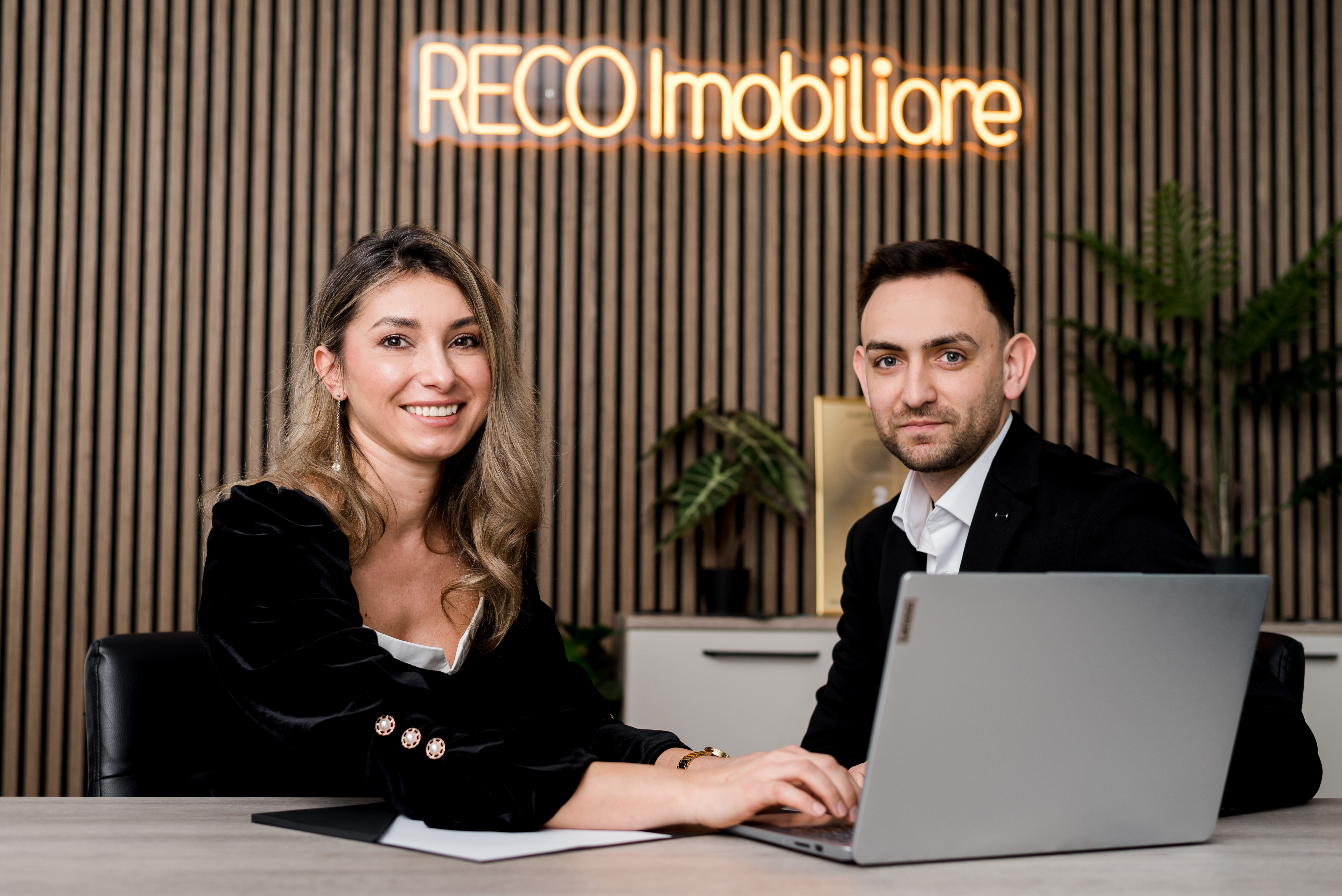 Consultanță RECO Imobiliare — agent cu client în biroul din Oradea